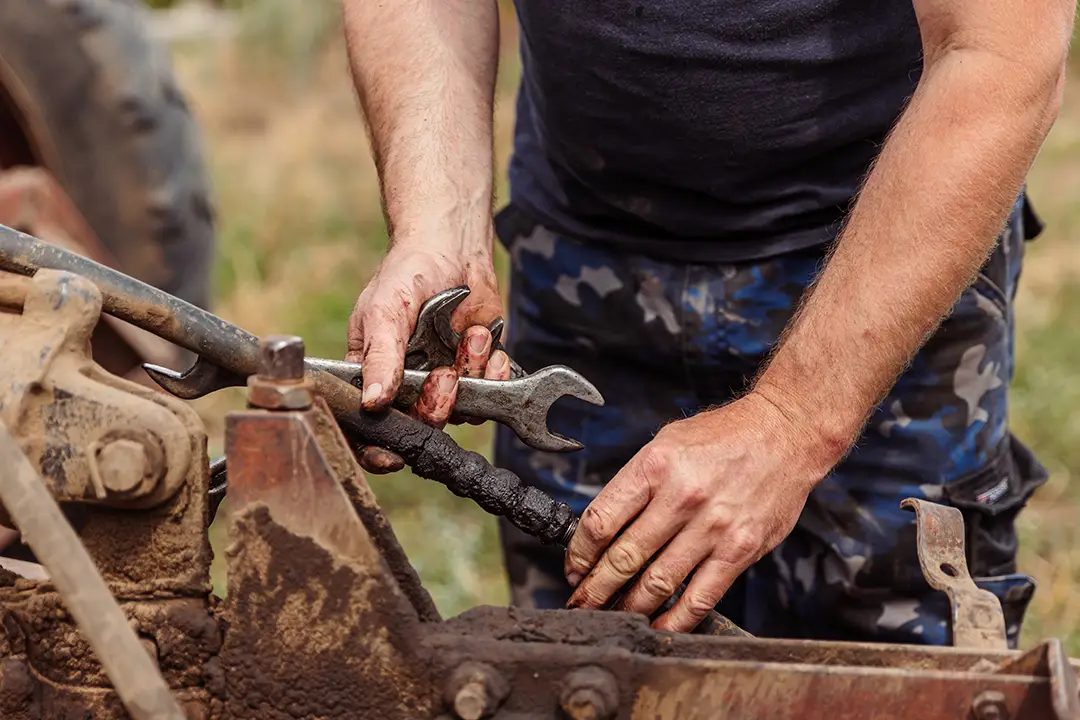 Southern Illinois mobile heavy equipment repair company servicing tractors, backhoes, and fleets